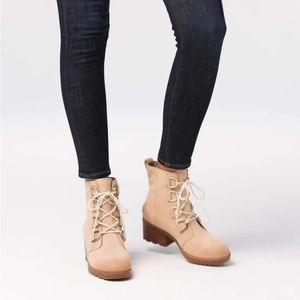 EUC Size 9 Sorel Cate Lace Bootie in Natural Tan.